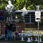 Las familias acuden al altar de flores y globos construido en homenaje a las 21 víctimas de Robb Elementary School en Uvalde, Texas,
