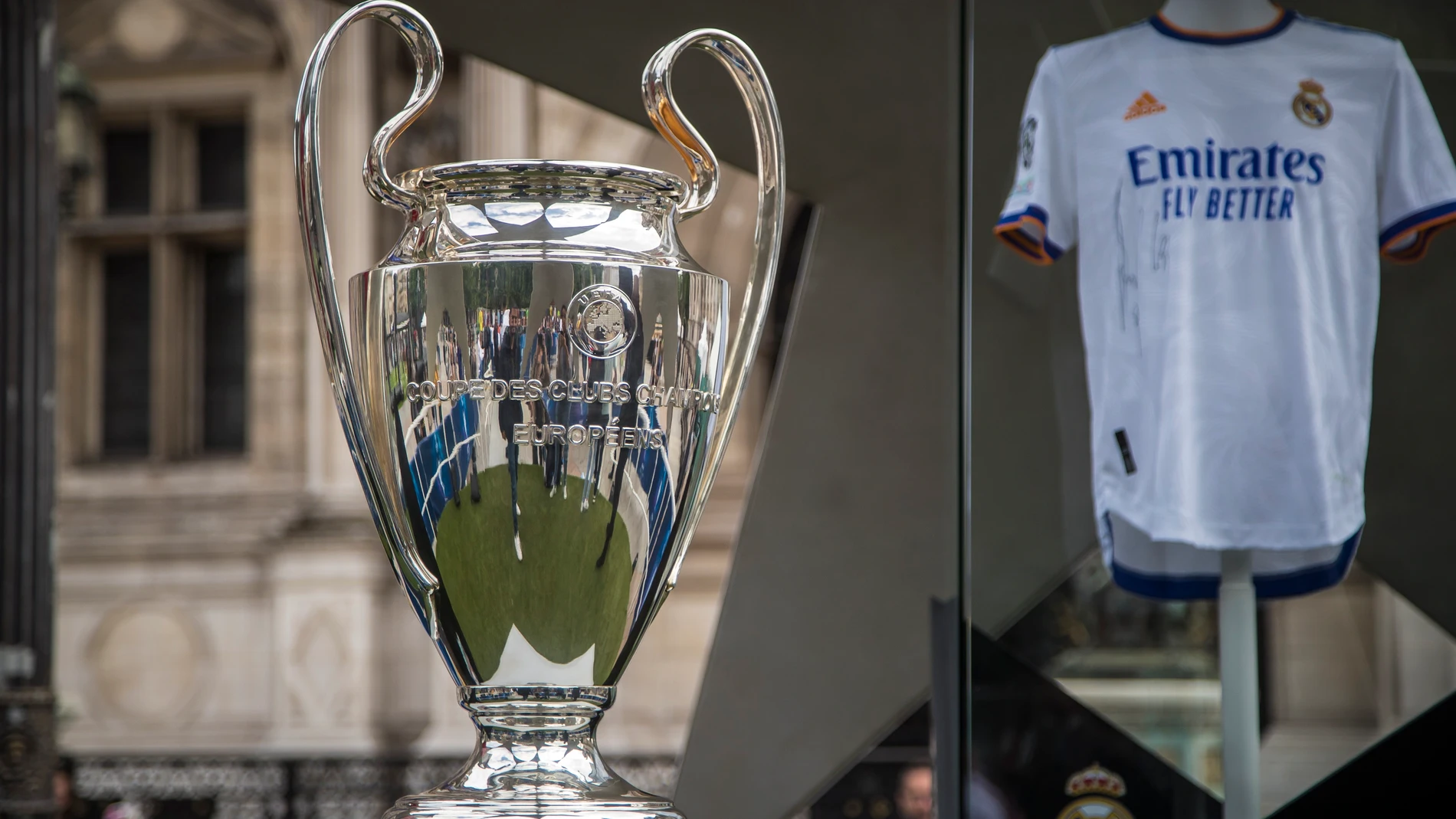 El trofeo de la Liga de Campeones, en París
