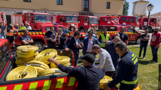 El presidente de la Diputación, Carlos García, y el diputado de Consorcios, Protección Civil e Incendios, José Luis del Nogal, presentan los 19 vehículos que formarán parte, este verano, del operativo provincial de extinción de incendios forestales