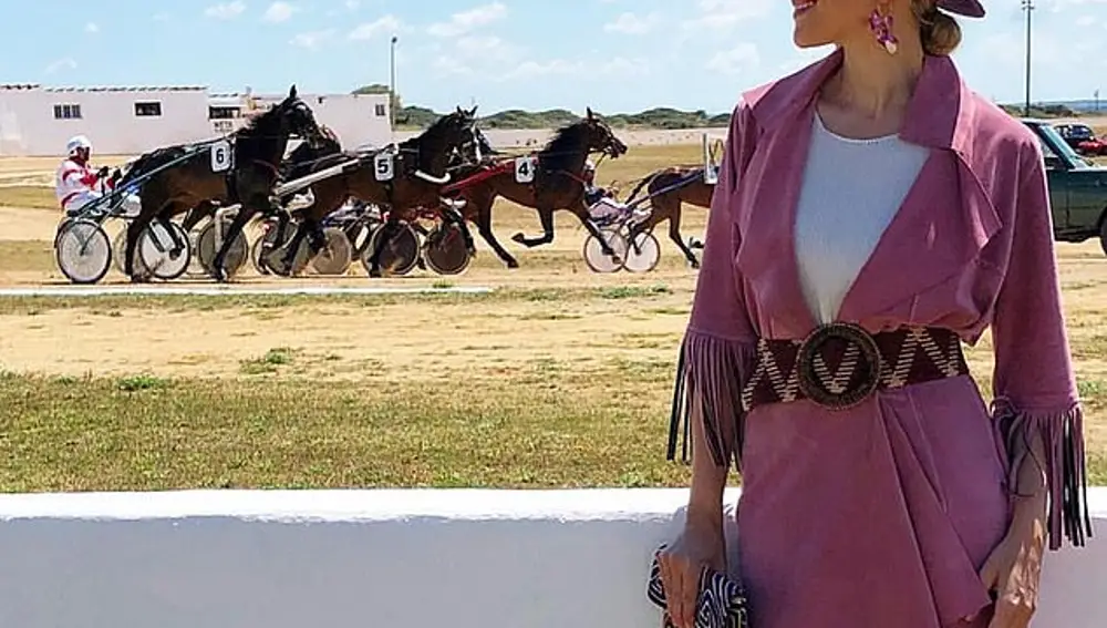 El look perfecto para Hats & Horses. María León en Menorca