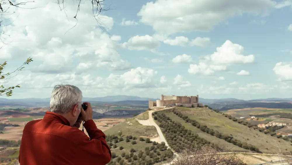 Antonio Pérez Henares traslada al lector en &quot;Tierra Vieja a las fronteras de la Extremadura castellana