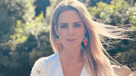 Amelia Bono tiene el vestido blanco de Zara de 'efecto tipazo'.