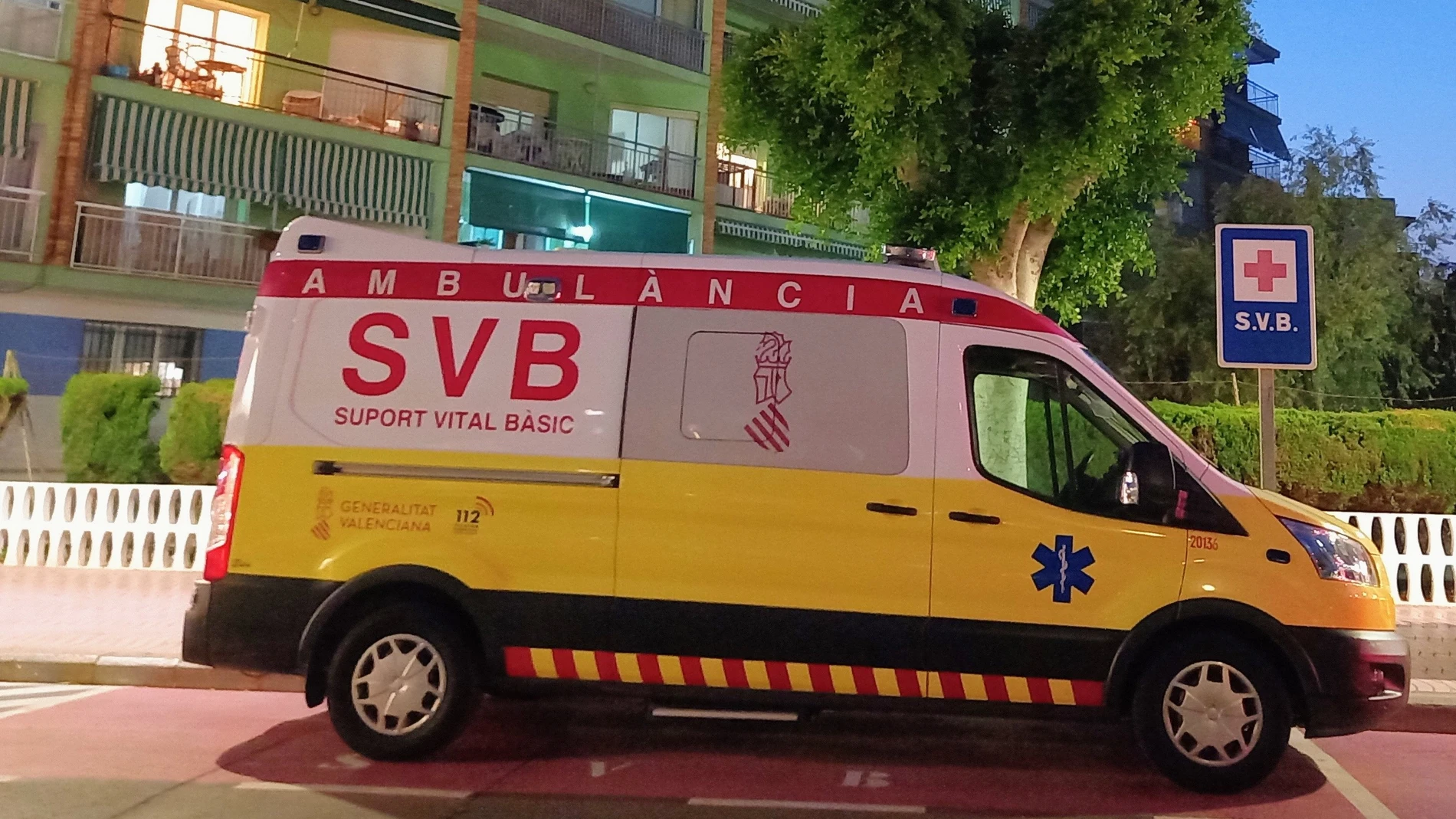 Foto de archivo de ambulancia de Soporte Vital Básico (SVB)