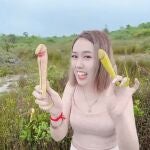 El ministerio de Camboya respondía en concreto a un vídeo viral en el que aparecían tres mujeres recogiendo la planta con forma de pene y posando junto a ella