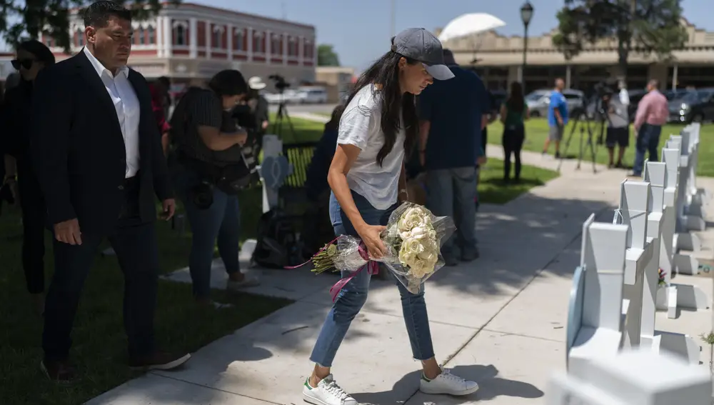 Meghan Markle deposita el ramo de flores en el colegio donde ayer se produjo el tiroteo. (AP Photo/Jae C. Hong)