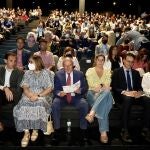El presidente de la Diputación, Conrado Íscar, la presidenta de El Puente, Raquel Barbero y el director general de Personas Mayores, Personas con Discapacidad y Atención a la Dependencia, Eduardo García Brea, durante la gala