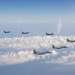 Tres aviones de guerra F-15 de la Fuerza de Autodefensa de Japón, y cuatro cazas F-16 de las Fuerzas Armadas de Estados Unidos vuelan sobre el Mar de Japón en mayo de 2022