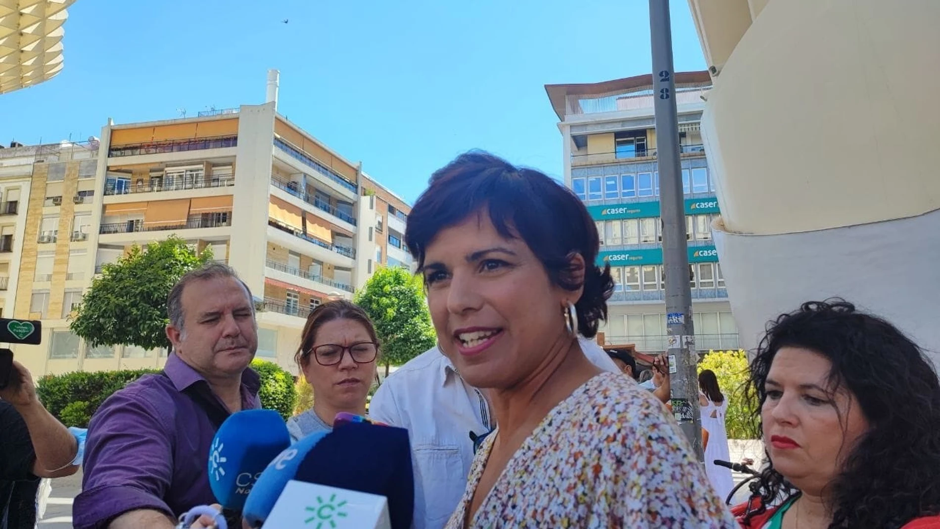 La candidata de Adelante Andalucía a la Junta, Teresa Rodriguez, atiende a los medios en Sevilla. ADELANTE ANDALUCÍA
