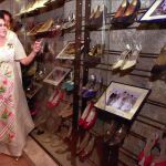 Imelda Marcos y parte de su famosa colección de zapatos.