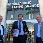 De izda a dcha: el concejal de Planeamiento Urbanístico y Vivienda de Valladolid, Manuel Saravia; el alcalde, Óscar Puente; y el director general de la SVAV, Antonio Gato