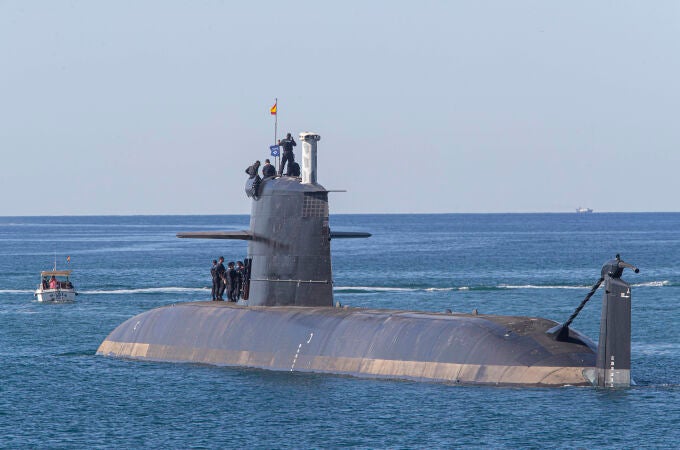 El submarino S-81 Isaac Peral realiza por primera vez navegación en superficie en la bahía de Cartagena