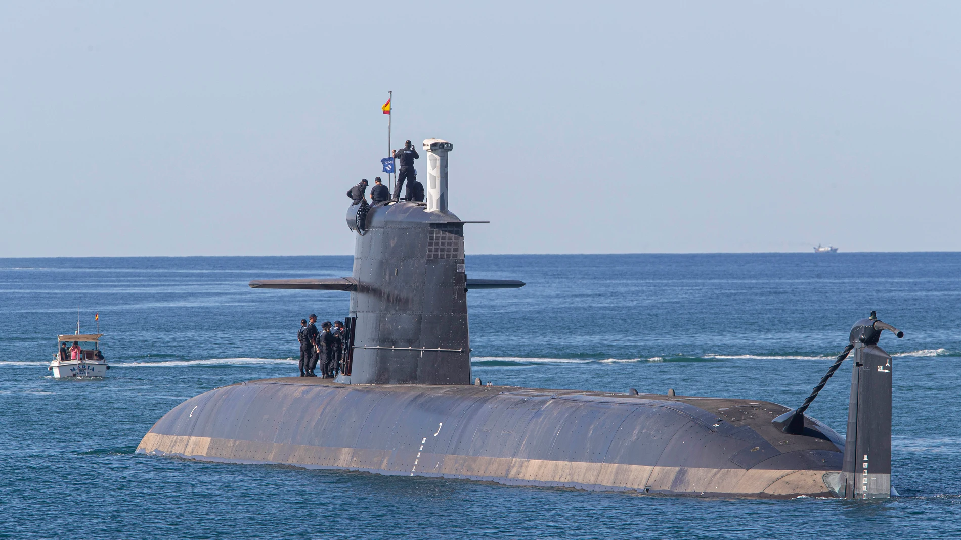 El submarino S-81 Isaac Peral realiza por primera vez navegación en superficie en la bahía de Cartagena