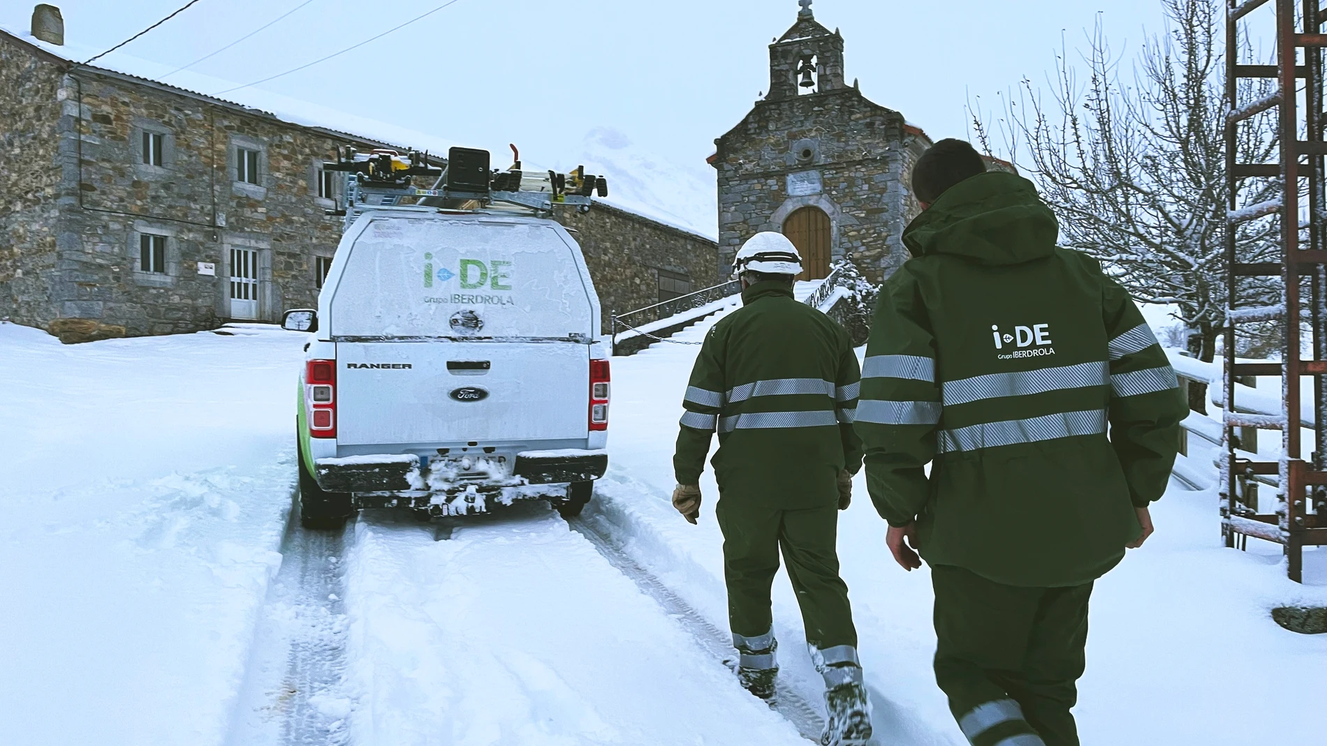 Brigada i-DE, la distribuidora de Iberdrola, de Cistierna