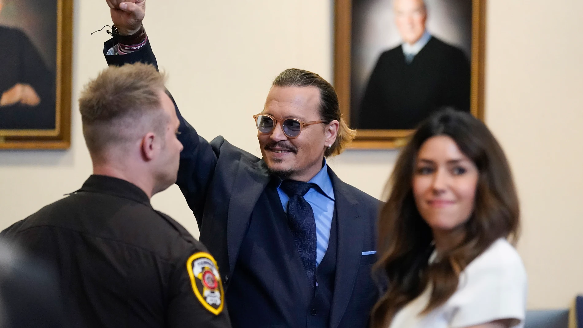 El actor Johnny Depp saluda a sus seguidores en el tribunal