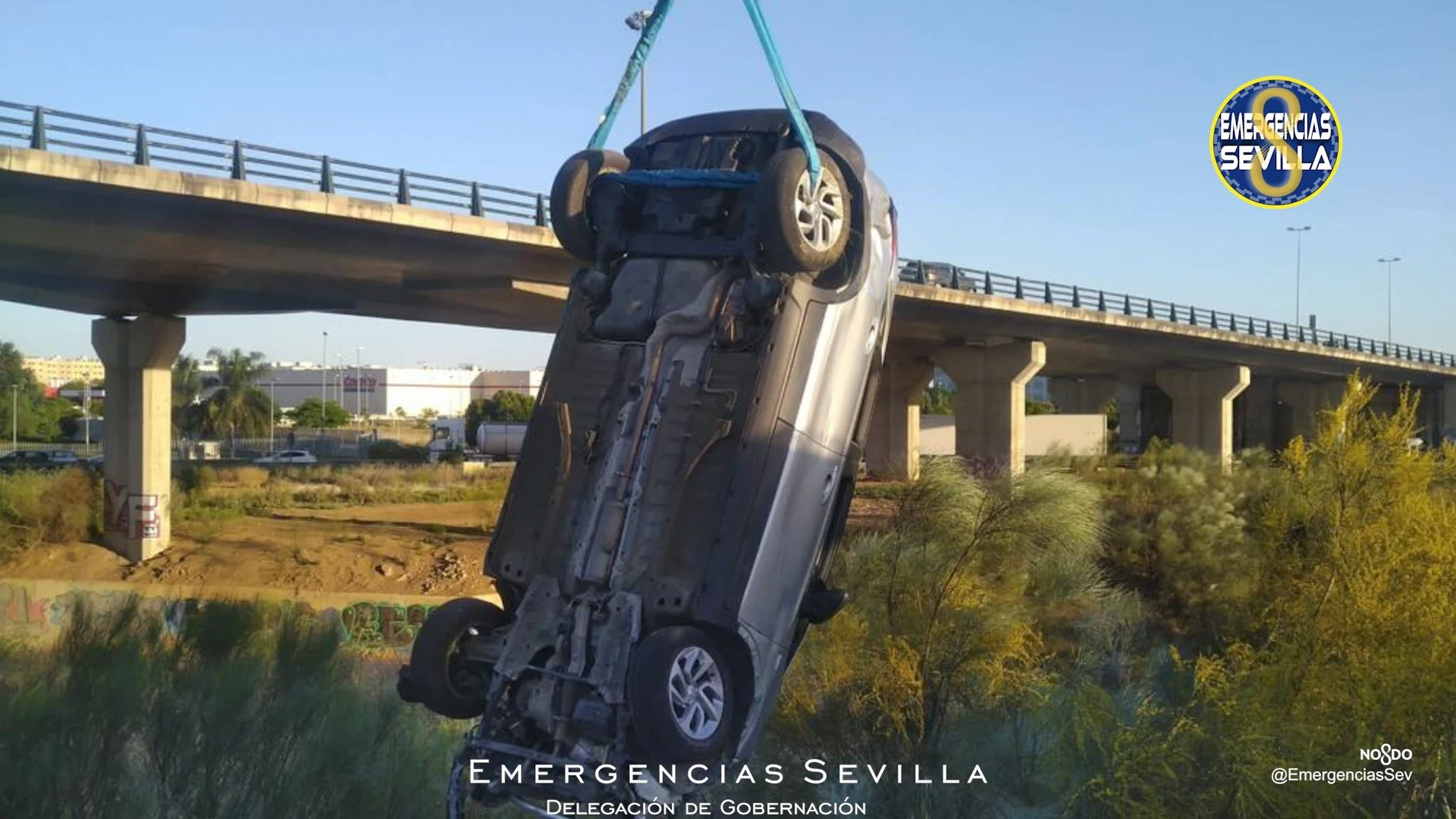Vehículo accidentado en la Ronda Urbana Norte. EMERGENCIAS SEVILLA