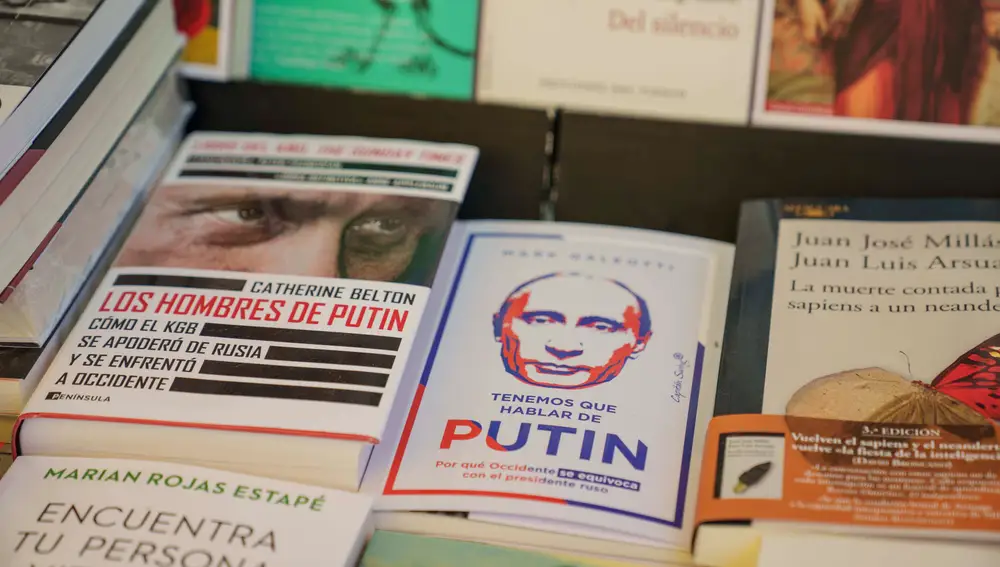 Libros sobre Putin en la Feria del Libro de Madrid que se celebra como siempre en El Retiro