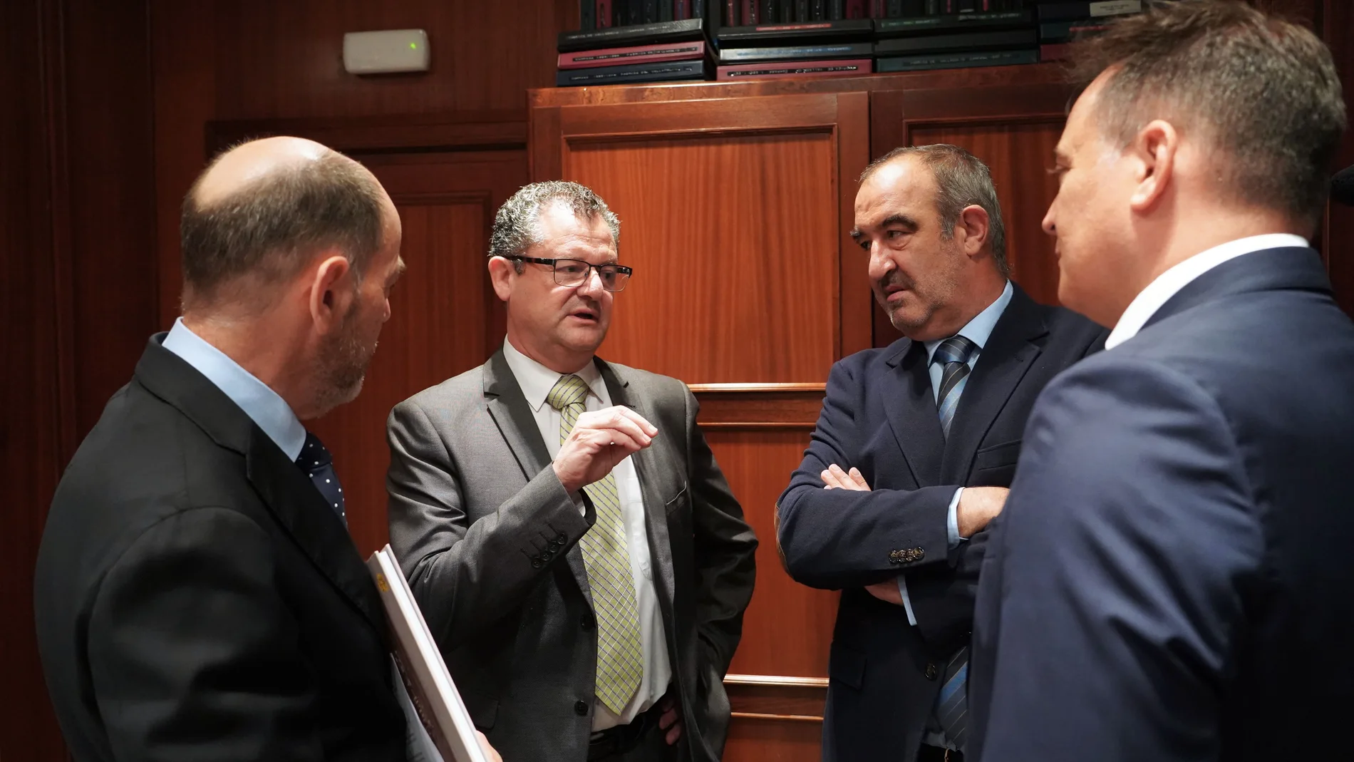 El consejero Gerardo Dueñas conversa con Jesús Posadas y José Luis Domínguez de ACOR