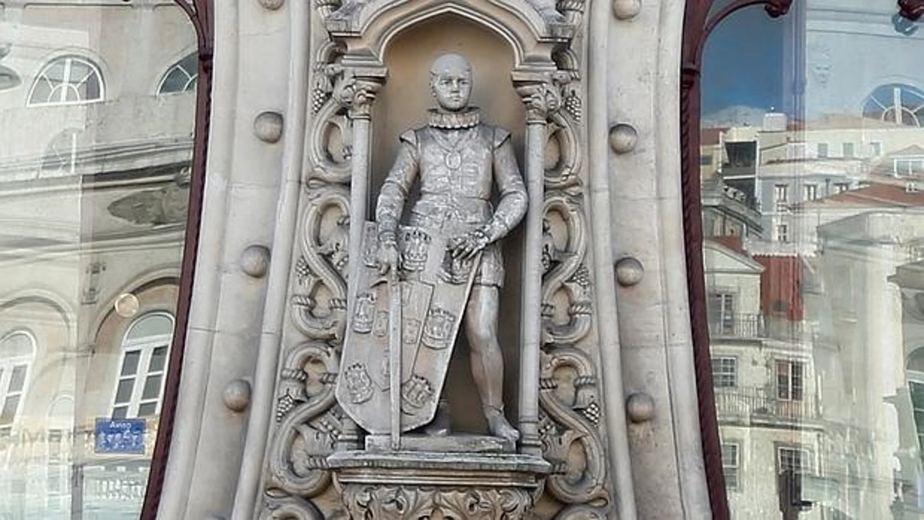 Estatua de Sebastián I en la Estación de Rossio en Lisboa, Portugal