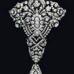 Broche de diamantes de la firma MARZO para el corsé ó "Devant-de- Corsage" perteneciente al ajuar de boda regalo de Alfonso XII a su futura esposa la Archiduquesa María Cristina de Austria.