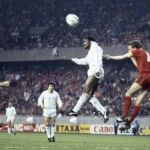 Cunningham disputa un balón de cabeza con Phil Thompson, capitán del Liverpool, en la final de la Copa de Europa de 1981