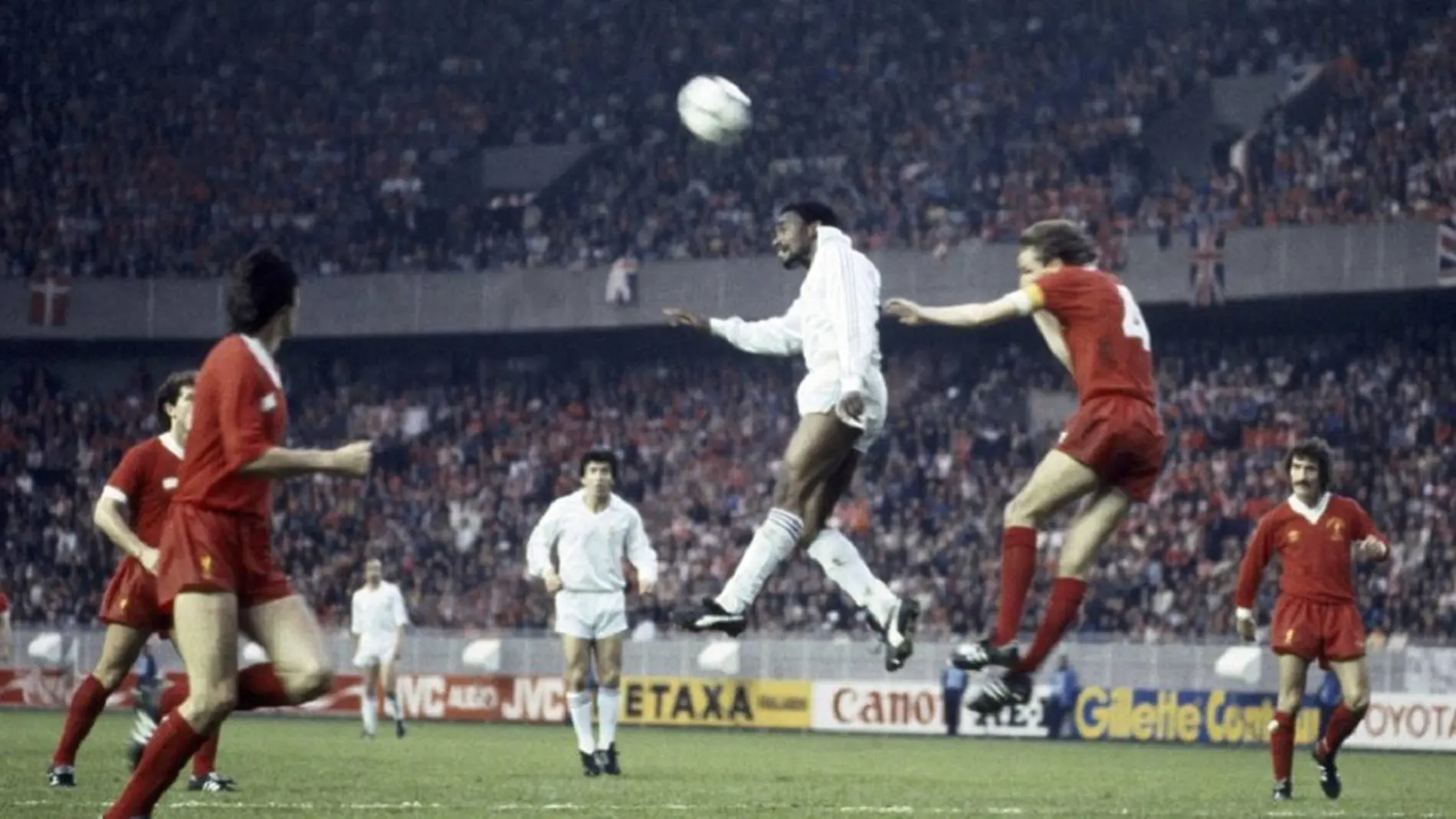 Cunningham disputa un balón de cabeza con Phil Thompson, capitán del Liverpool, en la final de la Copa de Europa de 1981