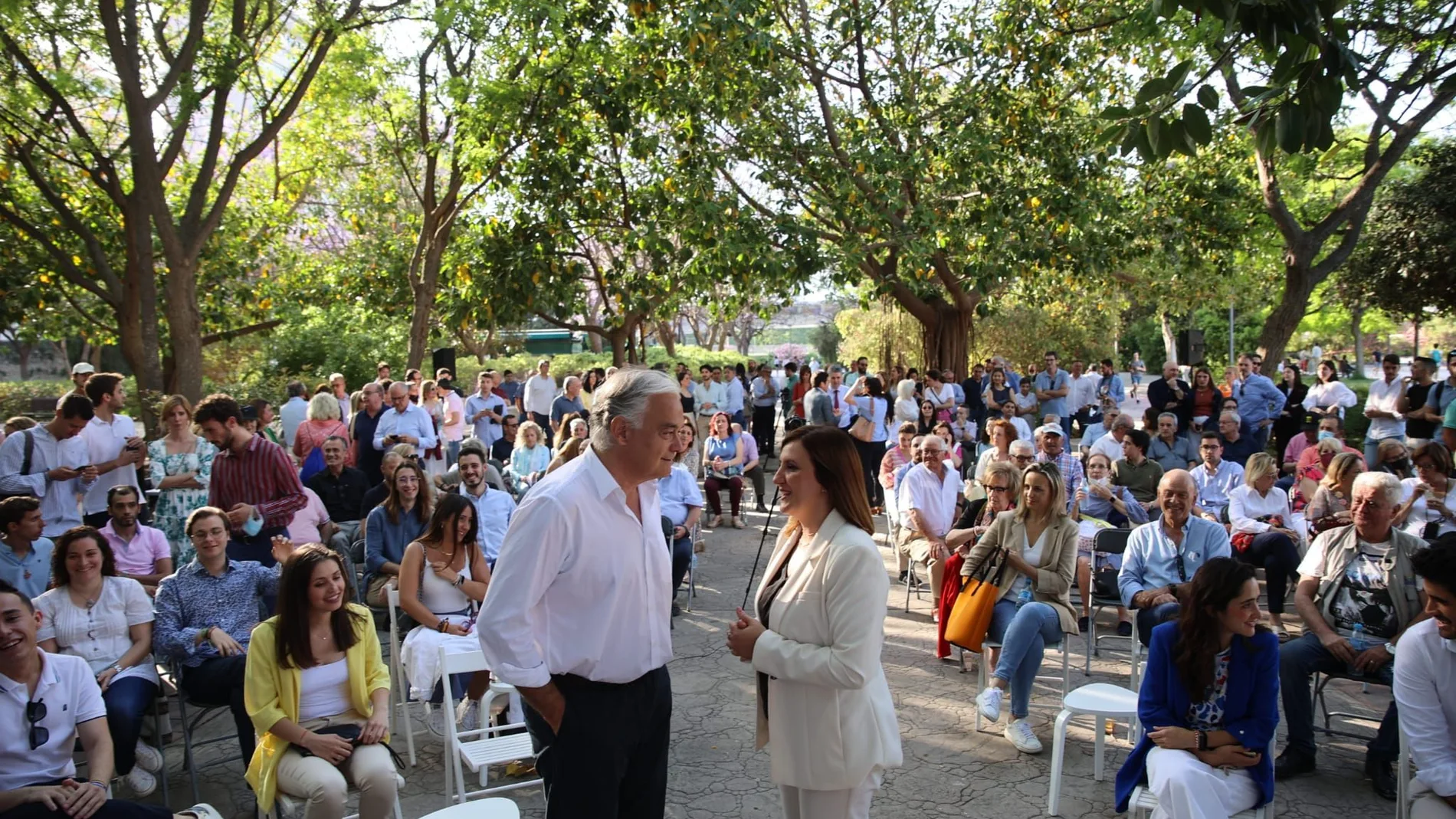María José Catalá ha convocado hoy a la militancia en el Jardín del Turia de Valencia para abrir la cuenta atrás al cambio de Gobierno en el Ayuntamiento. En la fotografía junto a Esteban González Pons