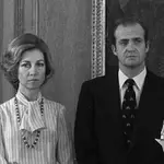 Fotografía de archivo tomada el 14 de mayo de 1977 de la reina Sofía con Juan Carlos de Borbón, durante el acto en el que el Conde de Barcelona cedía sus derechos dinásticos en favor de su hijo.