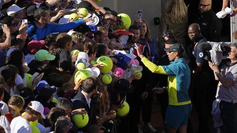 Rafa Nadal firma autógrafos después de su triunfo ante Botic van de Zandschulp en la tercera ronda de Roland Garros