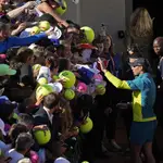 Rafa Nadal firma autógrafos después de su triunfo ante Botic van de Zandschulp en la tercera ronda de Roland Garros