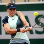 Paula Badosa golpea un revés en la segunda ronda de Roland Garros