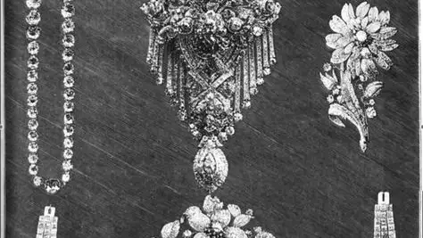 Fotografía del periódico de la época, "La ilustración Española y Americana" donde se muestra el ajuar que el Rey Alfonso XII regala a su futura esposa, Doña María Cristina.
