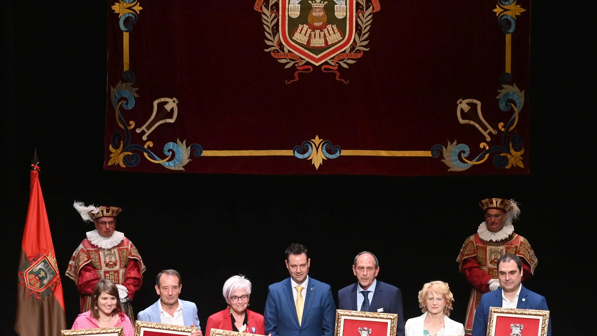 Foto de familia del alcalde Daniel de la Roa con los premiados