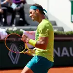 Rafa Nadal celebra uno de los puntos que ha ganado en Roland Garros 2022