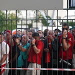 Aficionados del Liverpool, tras la valla que les impedía acceder al Stade de France.