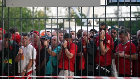 Aficionados del Liverpool, tras la valla que les impedía acceder al Stade de France.