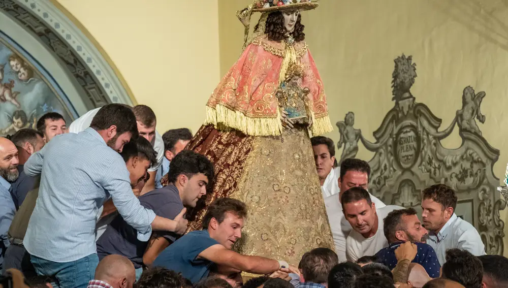 La virgen del Rocío, vestida de Pastora, sale a hombros de los almonteños de la iglesia de Nuestra Señora de la Asunción de Almonte (Huelva), para regresar a la aldea. EFE/Julián Pérez.