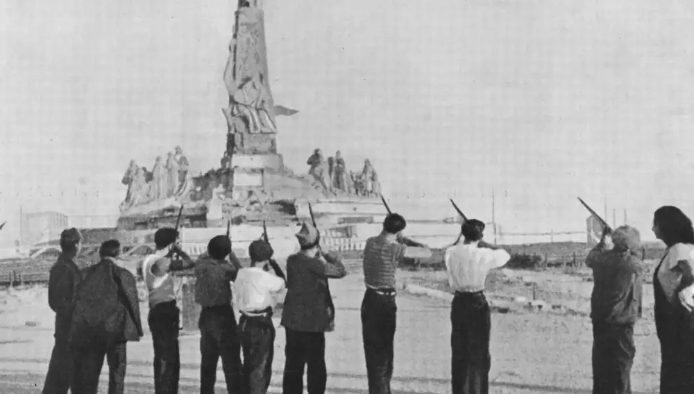 Milicianos disparan al monumento del Sagrado Corazón en el Cerro de los Ángeles en 1936