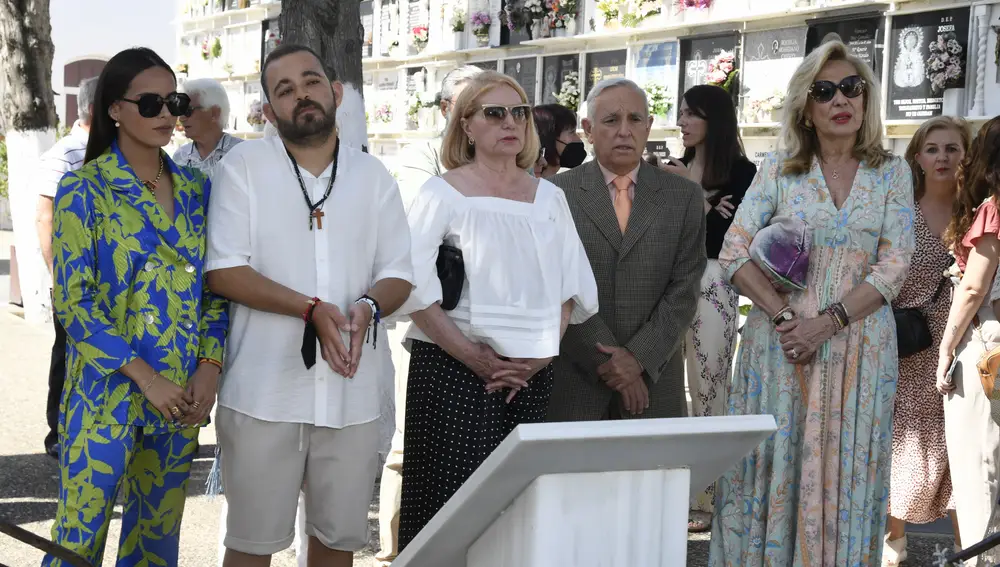 Gloria Camila, David Flores, José Antonio, Rosa Benito and Gloria Mohedano durante el 16 aniversario del fallecimiento de Rocío Jurado en Chipiona