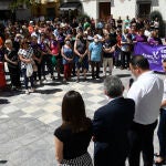 Administraciones y vecinos se unen al minuto de silencio convocado por el Ayuntamiento de Tíjola (Almería) por la muerte de Maite, la mujer presuntamente asesinada por su marido, que se entregó horas después del crimen. EFE / Carlos Barba