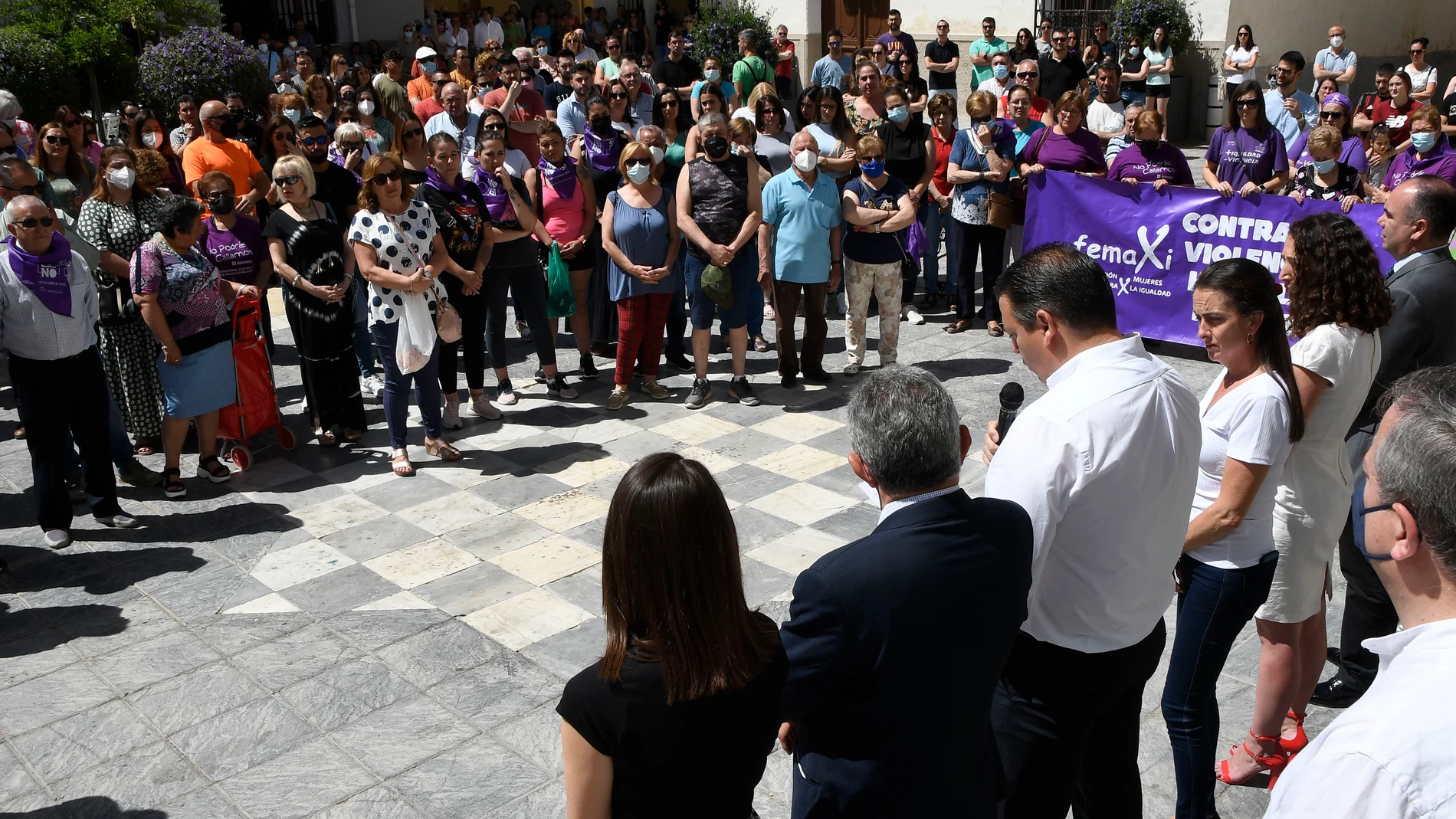 Administraciones y vecinos se unen al minuto de silencio convocado por el Ayuntamiento de Tíjola (Almería) por la muerte de Maite, la mujer presuntamente asesinada por su marido, que se entregó horas después del crimen. EFE / Carlos Barba
