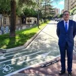 El concejal de Fomento, Fernando Carabias, junto a un carril bici de Salamanca
