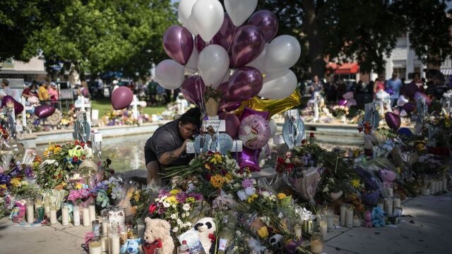 Hinojosa McKenzie, 28 años, escribe un mensaje a su prima Eliahana Torres fallecida en el tiroteo masivo de la escuela