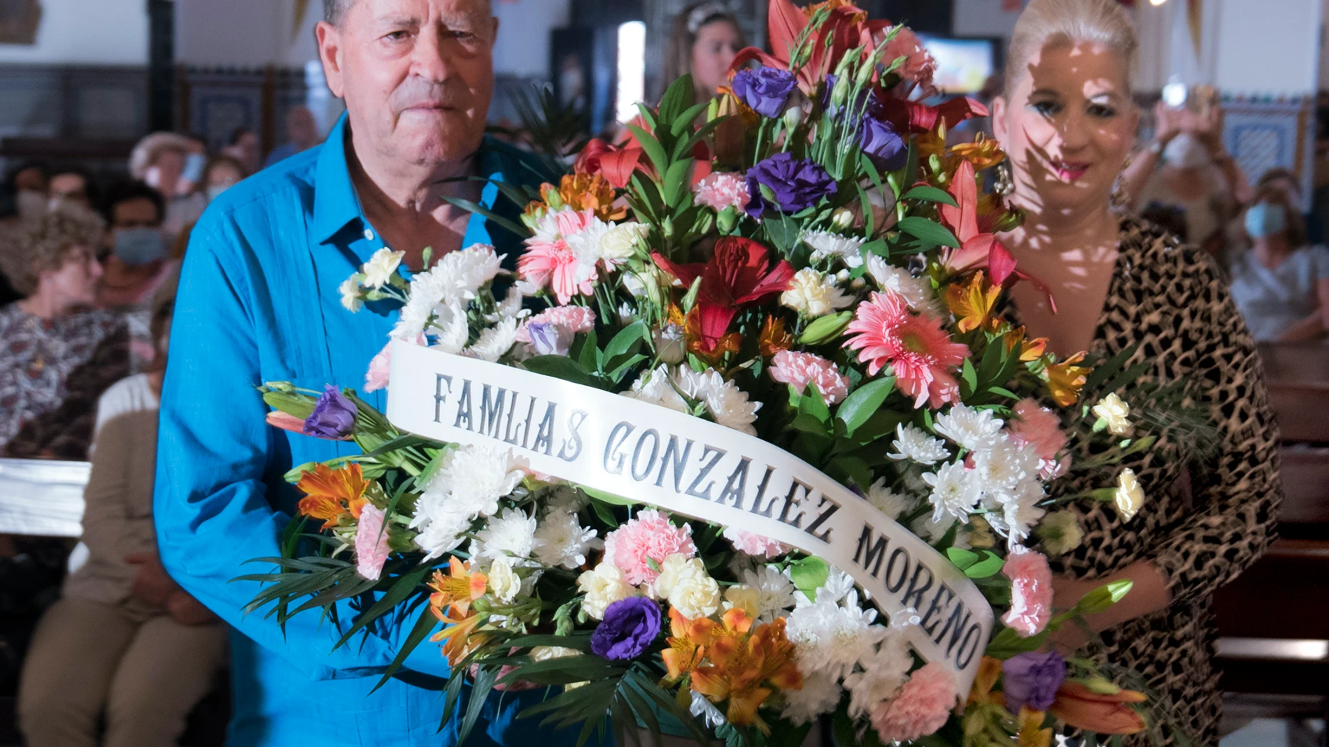 José González Moreno, un almonteño de 76 años, ha vuelto, 47 años después, a ver a la Virgen del Rocío, tras casi medio siglo sin verla por una promesa. EFE/José Luis Valladolid