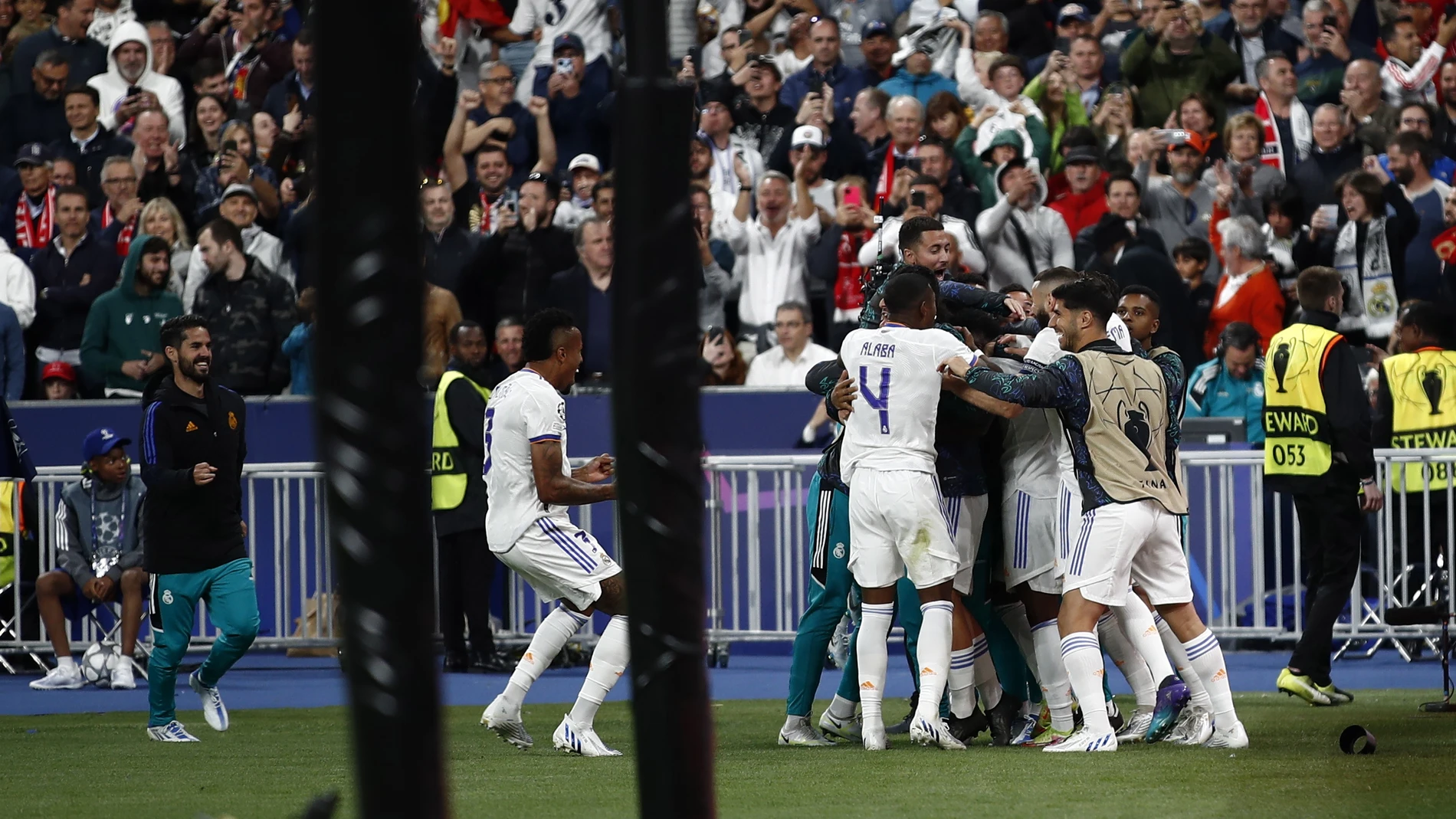Saint-denis (France), 28/05/2022.- jugadores del Real Madrid celebran el gol de Vinicius