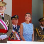 Felipe VI y doña Letizia durante el desfile del Día de las Fuerzas Armadas en Huesca.