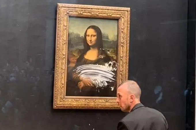 Un visitante arroja una tarta contra la Mona Lisa