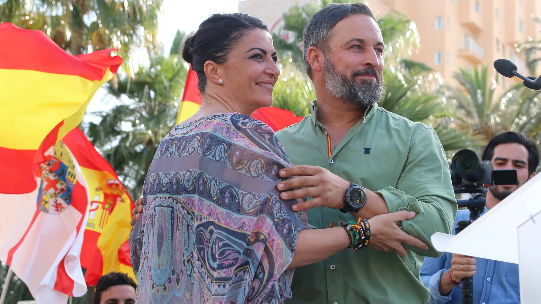 El presidente nacional de Vox, Santiago Abascal, y la candidata a la Presidencia de la Junta, Macarena Olona, en un acto.