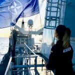 Izado de la bandera de la OTAN en un buque de la Armada