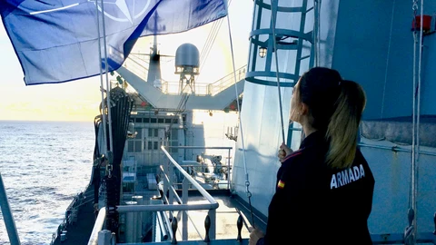Izado de la bandera de la OTAN en un buque de la Armada