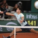 Carlos Alcaraz se estira para volear en su partido de octavos de final de Roland Garros ante Khachanov